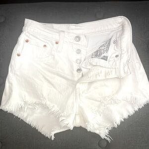 Women’s Levi’s white denim short size 24
